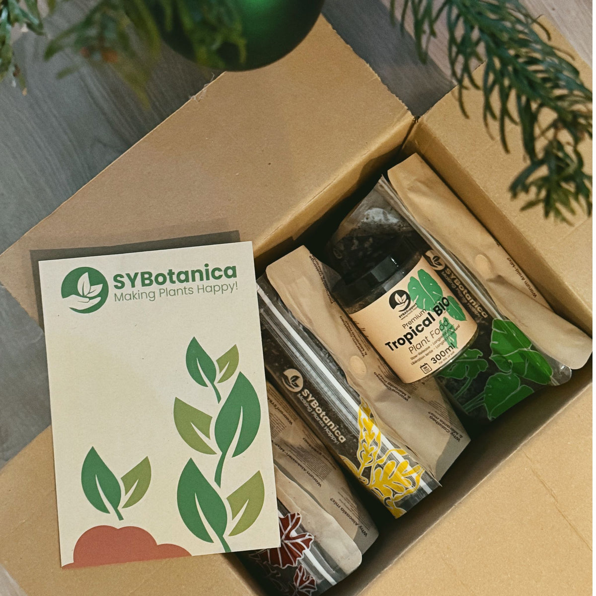 Caixa aberta com frasco de fertilizante bio de libertação lenta para plantas tropicais, sacos e cartão