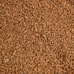 Rødbrune, grusagtige lerkorn i nærbillede, ember clay
