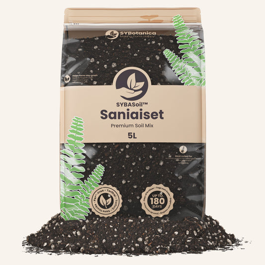 Pussi seisoo läikkyneen tumman substraatin päällä, tuote on saniaismulta