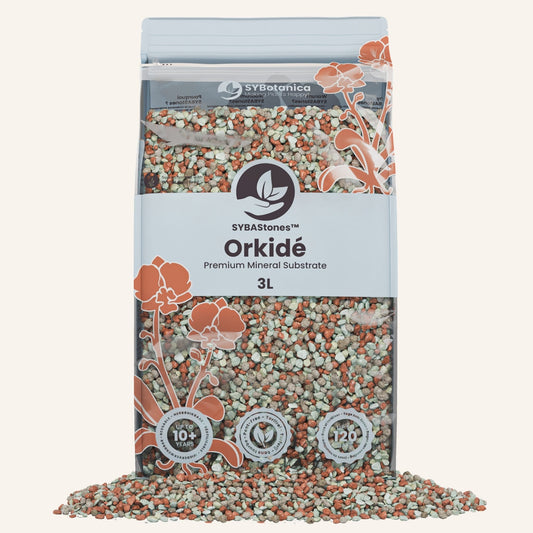 Pose med granulat spildt ud ved siden af orkidé-mineralmix