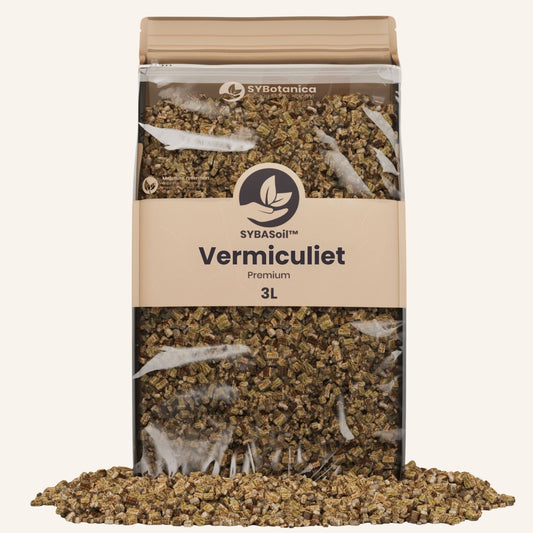 Staande zak vermiculiet met uitgestrooide korrels ervoor