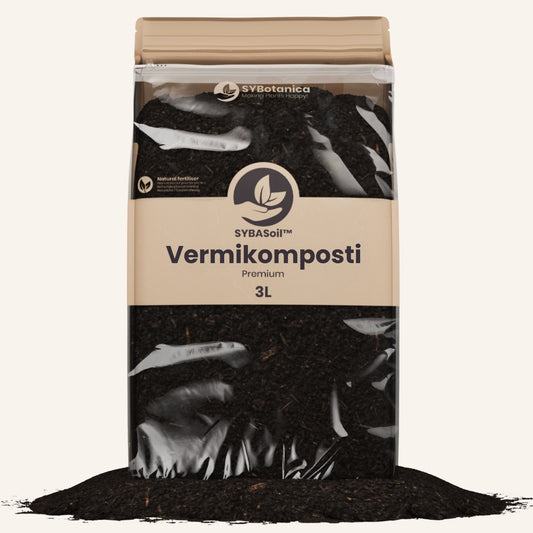 Pussi ja kasa maata, vermikomposti selkeästi näkyvissä edessä